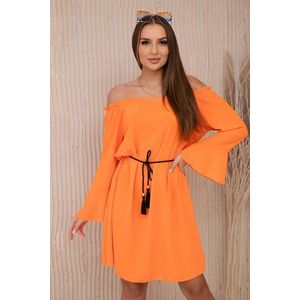 Šaty svázané v pase šňůrkou na oranžovou barvu obraz