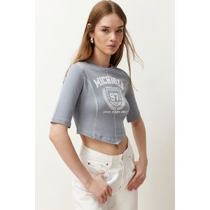Trendyol Gray 100% Cotton Slogan Printed Sewing Detailed Asymmetric Crop Knitted T-Shirt obraz
