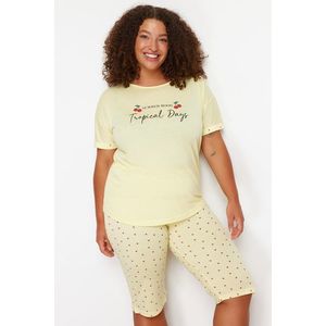 Trendyol Curve Yellow Cherry Patterned Capri Knitted Pajamas Set obraz
