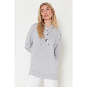 Trendyol Gray Hooded Knitted Sweatshirt with Label Detail on the Front obraz