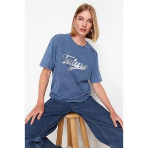 Trendyol Indigo Slogan Printed Relaxed/Comfortable Fit Crew Neck Washable Knitted T-Shirt obraz