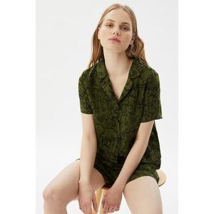 Trendyol zelená viskózová pyžama se zvířecím vzorem - košile a šortky obraz