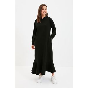 Černé pletené šaty s kapucí od značky Trendyol obraz
