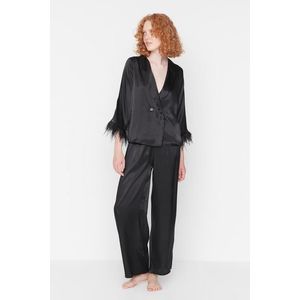 Trendyol černý saténový pyžamový set s peříčkovými detaily - košile a kalhoty obraz