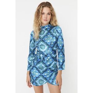Trendyol modré vzorované saténové tkané šaty obraz