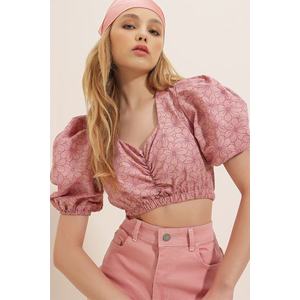 Trend Alaçatı Stili Women's Powder Pink Kiss Collar Pleated Princess Sleeves Floral Pattern Crop Woven Blouse obraz