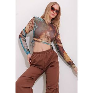 Trend Alaçatı Stili Women's Brown Crew Neck Digital Patterned Side Gathered Tulle Crop Blouse obraz