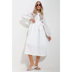 Trend Alaçatı Stili Women's White Judge Collar Front Embroidered Balloon Sleeve Belt Lined Woven Dress obraz