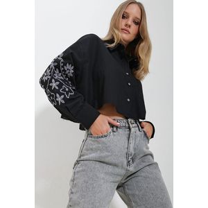 Trend Alaçatı Stili Women's Black Embroidered Sleeves Single Pocket Crop Shirt obraz