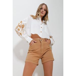 Trend Alaçatı Stili Women's White Embroidered Sleeves Single Pocket Crop Shirt obraz