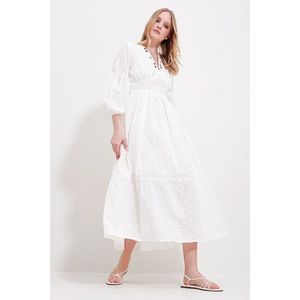 Trend Alaçatı Stili Women's White V Neck Scalloped And Embroidered Inner Lined Midi Length Dress obraz