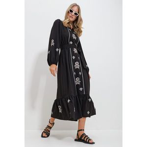 Trend Alaçatı Stili Women's Black Slit Neck Belted Embroidered Inner Lined Maxi Length Dress obraz