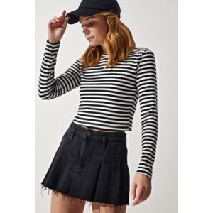 Happiness İstanbul Women's Black Crew Neck Striped Crop Knitted Blouse obraz