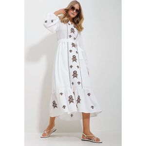 Trend Alaçatı Stili Women's White Slit Neck Belted Embroidered Inner Lined Maxi Length Dress obraz