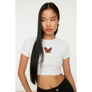 Trendyol White Butterfly Embroidered Fitted/Simple Crop Crew Neck Knitted T-Shirt obraz