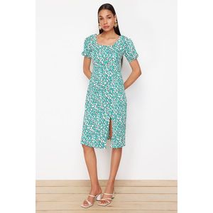 Trendyol Pistachio Green Printed Textured Gathered Square Neck Back Tie Detail Flexible Knitted Dress obraz
