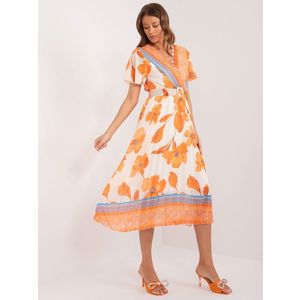 Oranžovo-béžové vzorované šaty s páskem obraz