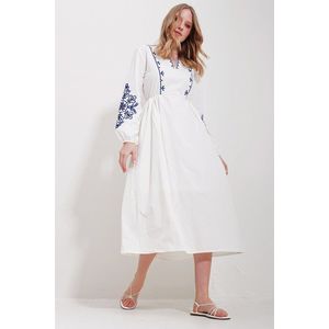 Trend Alaçatı Stili Women's White V-Neck Inner Lined Linen Embroidery Midi Length Dress obraz