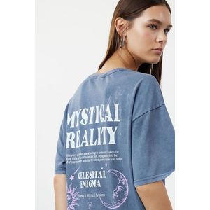 Trendyol Indigo Oversize/Wide Pattern Washed Slogan and Back Printed 100% Cotton Knitted T-Shirt obraz