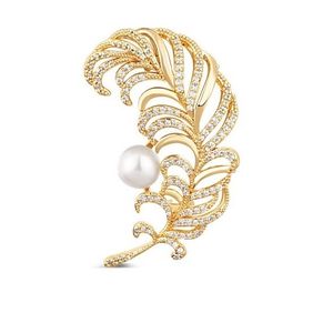 JwL Luxury Pearls Krásná pozlacená brož ve tvaru peříčka JL0731 obraz